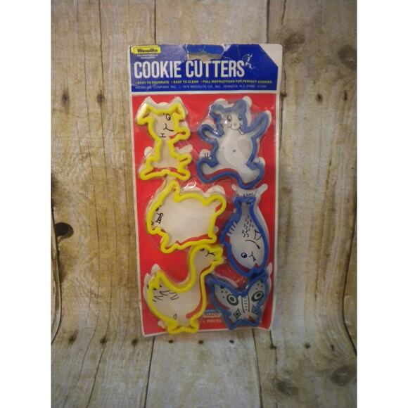 Vtg Wecolite Plastic Cookie Cutters Puppy Teddy Bear Rabbit Fish Duck Butterfly - Picture 1 of 5